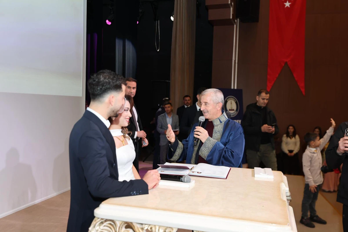 62 &Ccedil;İFT MUTLULUĞA ŞAHİNBEY&rsquo;DE EVET DEDİ