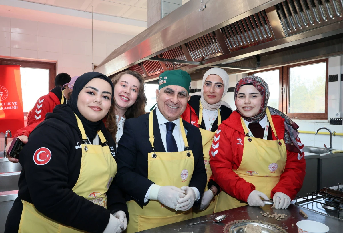 81 İLDEN GELEN GEN&Ccedil;LER GAZİANTEP &Uuml;NİVERSİTESİNDE MUTFAK K&Uuml;LT&Uuml;R&Uuml;YLE BULUŞTU