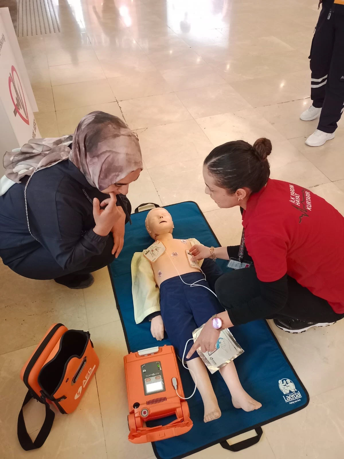 Acil Sağlık Hizmetleri Haftasında Gazianteplilere Uygulamalı Eğitim