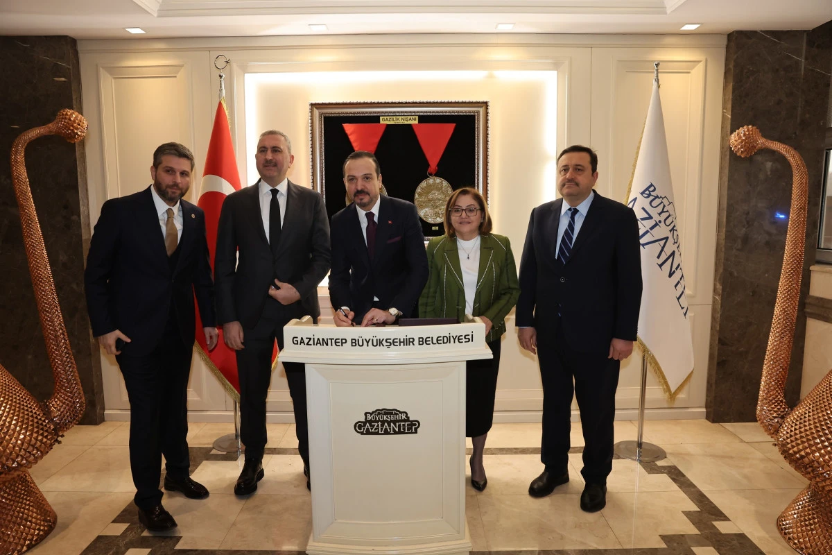 AK PARTİ GENEL BAŞKAN YARDIMCISI ZORLU, BAŞKAN ŞAHİN&rsquo;İ MAKAMINDA ZİYARET ETTİ