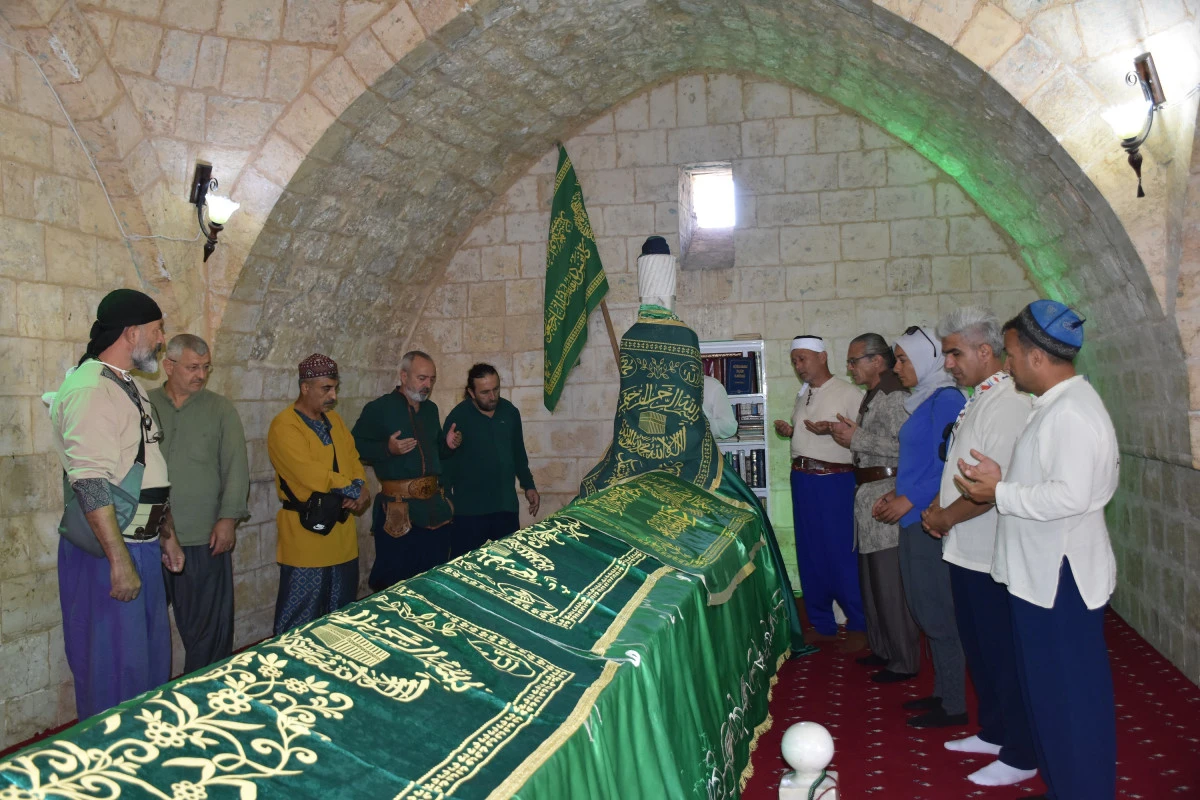 AKSAÇLILAR OKÇULARIN PİRİNİ ZİYARET ETTİ