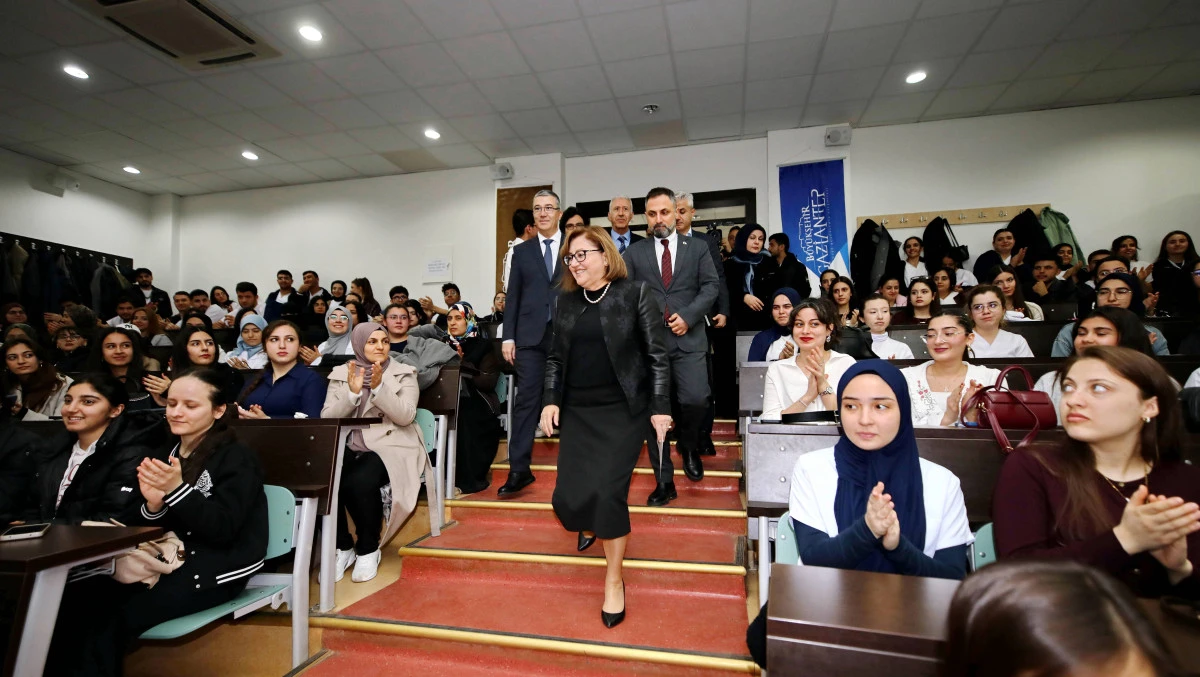 BAŞKAN ŞAHİN, GA&Uuml;N SAĞLIK BİLİMLERİ FAK&Uuml;LTESİ &Ouml;ĞRENCİLERİYLE BULUŞTU