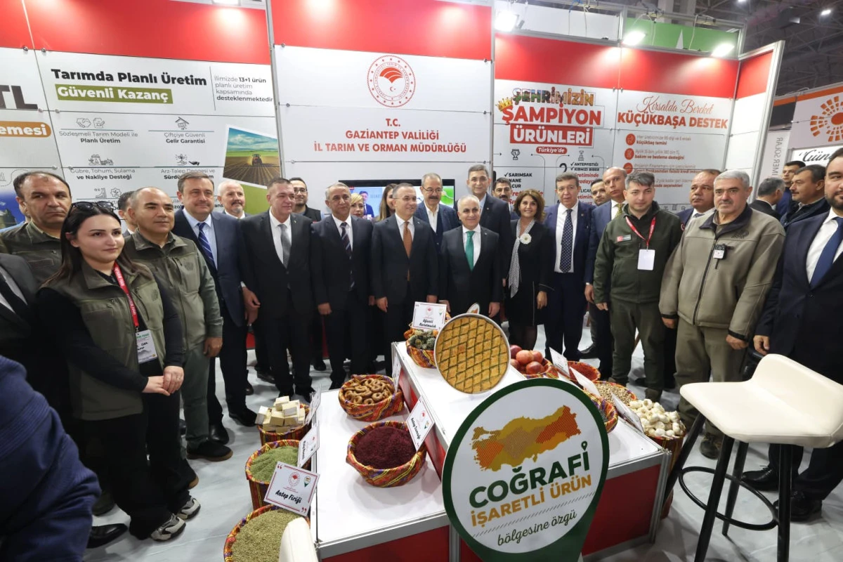 BAŞKAN ŞAHİN STANTLARI ZİYARET ETTİ