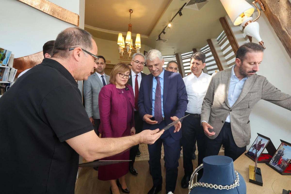 -BAŞKAN ŞAHİN VE BAKAN YARDIMCISI ALPARSLAN’DAN GASTROANTEP SERGİ TURU