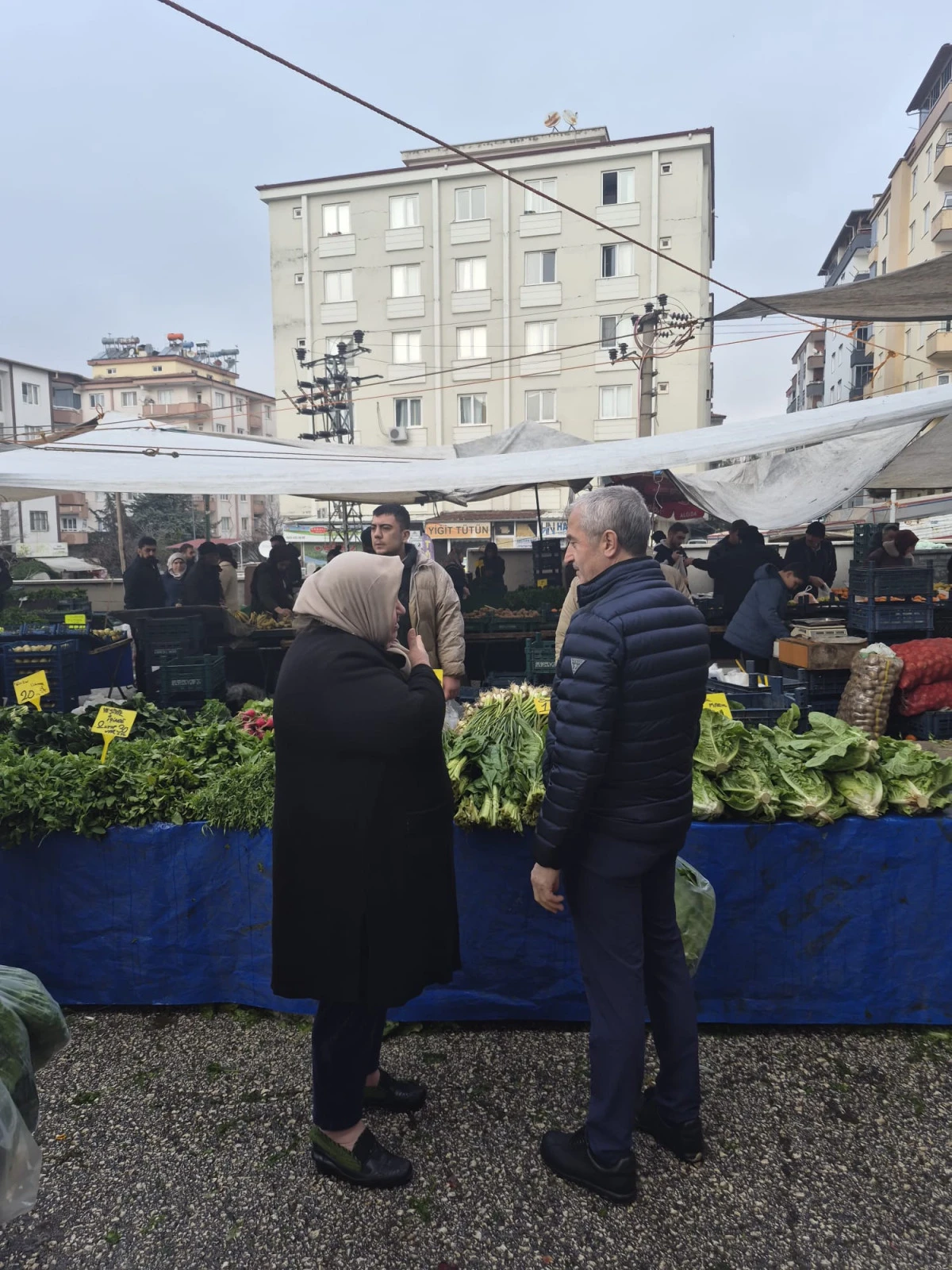 BAŞKAN TAHMAZOĞLU SEMT PAZARI ESNAFINI ZİYARET ETTİ