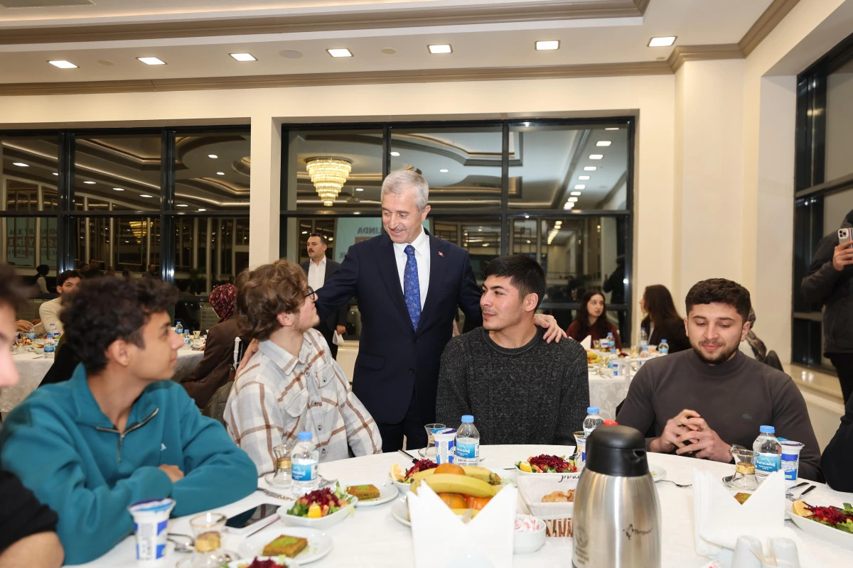 BAŞKAN TAHMAZOĞLU, YKS&rsquo;DE İLK 1.000&rsquo;E GİREN GEN&Ccedil;LERLE BULUŞTU