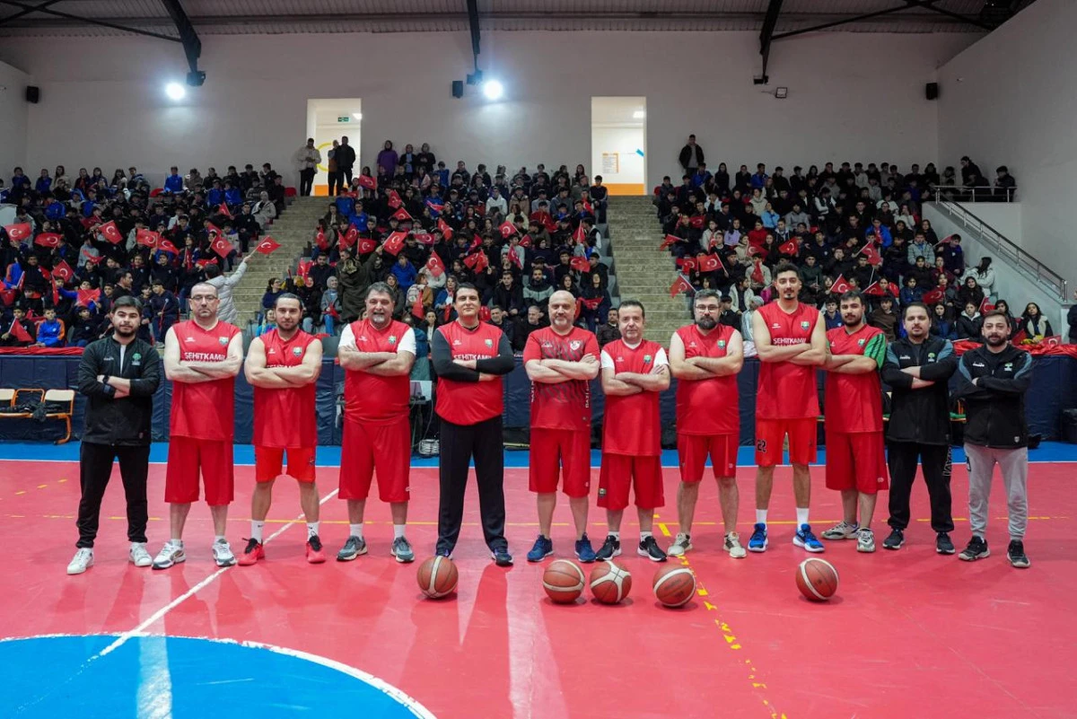 BAŞKAN YILMAZ, PARKEDE GEN&Ccedil;LERLE KOZLARINI PAYLAŞTI