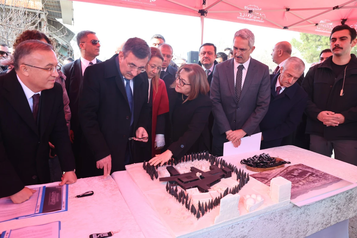 CUMHURBAŞKANI YARDIMCISI CEVDET YILMAZ, DEPREM ANMA M&Uuml;ZESİ PROJE ALANINI ZİYARET ETTİ