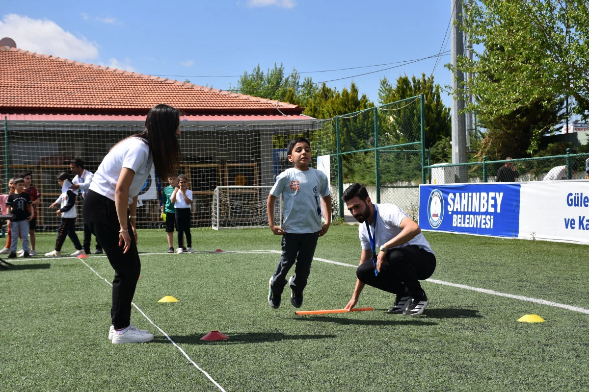 D&Uuml;NYA &Ccedil;OCUK ATLETİZM G&Uuml;N&Uuml;&rsquo;NDE 200 &Ccedil;OCUK SPORLA BULUŞTU
