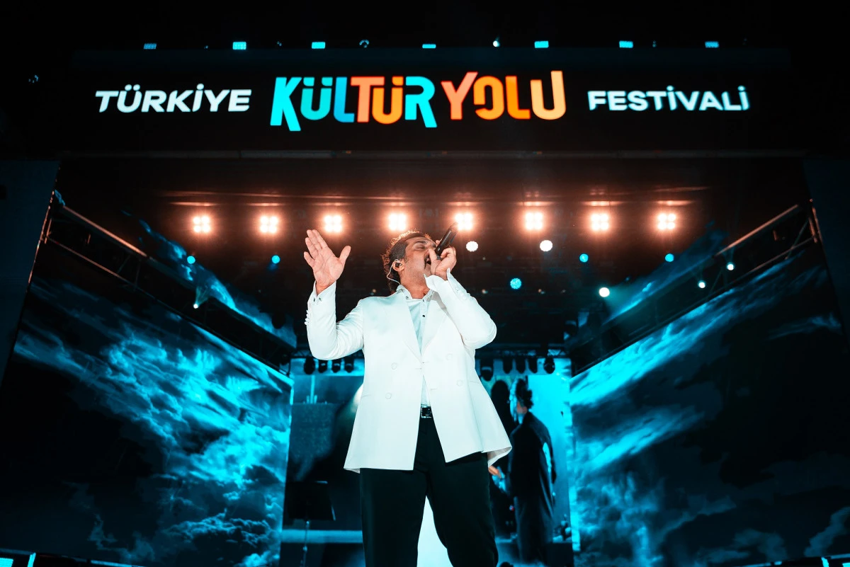 FESTİVALDE GÜÇLÜ SESİYLE BAYHAN ŞARKILARINI GAZİ ŞEHİRLİLER İÇİN SÖYLEDİ