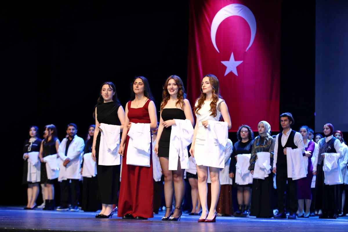 GA&Uuml;N DİŞ HEKİMLİĞİ FAK&Uuml;LTESİ &Ouml;ĞRENCİLERİ BEYAZ &Ouml;NL&Uuml;KLERİNİ GİYDİ