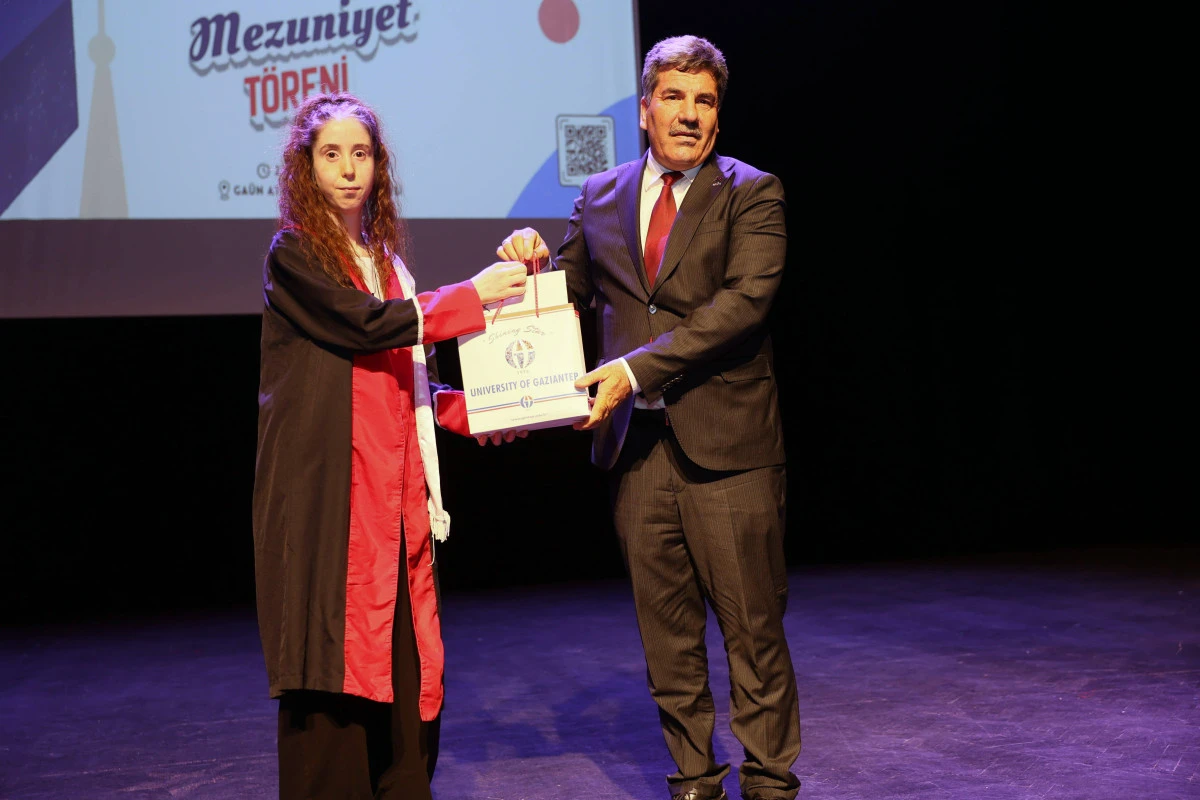 GA&Uuml;N G&Uuml;ZEL SANATLAR FAK&Uuml;LTESİ MEZUNLARINI UĞURLADI