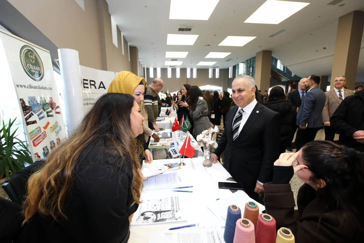 GAÜN KARİYER ZİRVESİ, ÖĞRENCİLERİ İŞ DÜNYASIYLA BULUŞTURDU