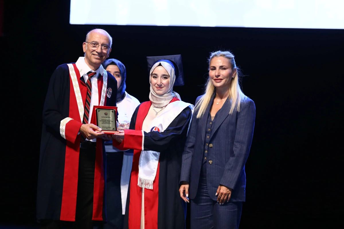 GA&Uuml;N NACİ TOP&Ccedil;UOĞLU MESLEK Y&Uuml;KSEKOKULU MEZUNİYET COŞKUSU