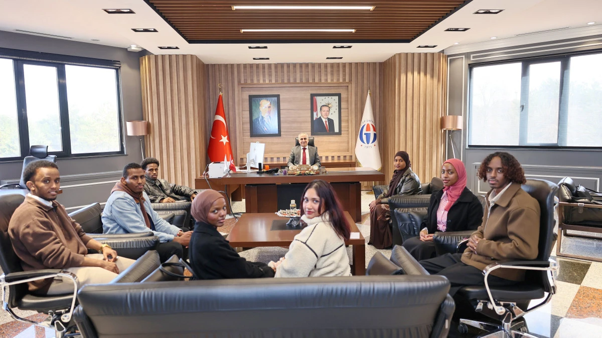 GA&Uuml;N REKT&Ouml;R&Uuml; DOĞAN KENYALI &Ouml;ĞRENCİLERLE BİR ARAYA GELDİ