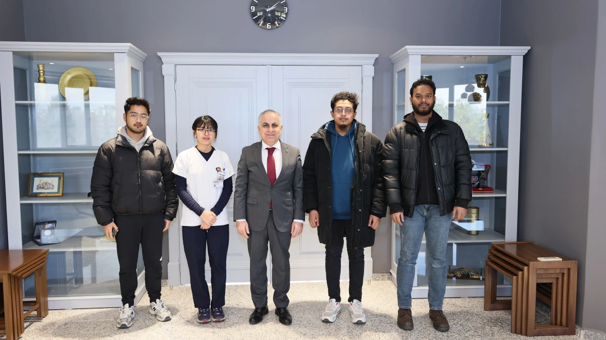 GAÜN REKTÖRÜ PROF.DR. DOĞAN MYANMARLI ÖĞRENCİLERLE BİR ARAYA GELDİ