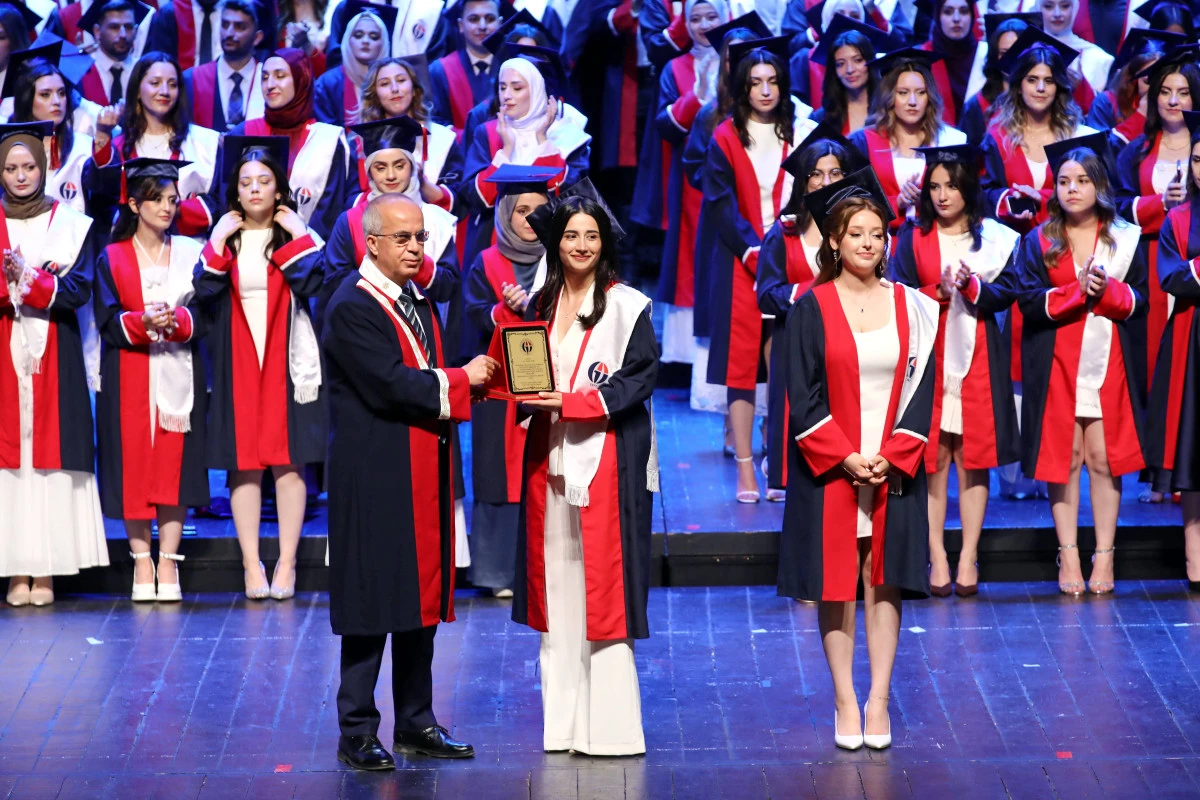 GA&Uuml;N TIP FAK&Uuml;LTESİ&rsquo;NDEN 200 GEN&Ccedil; DOKTOR MEZUN OLDU