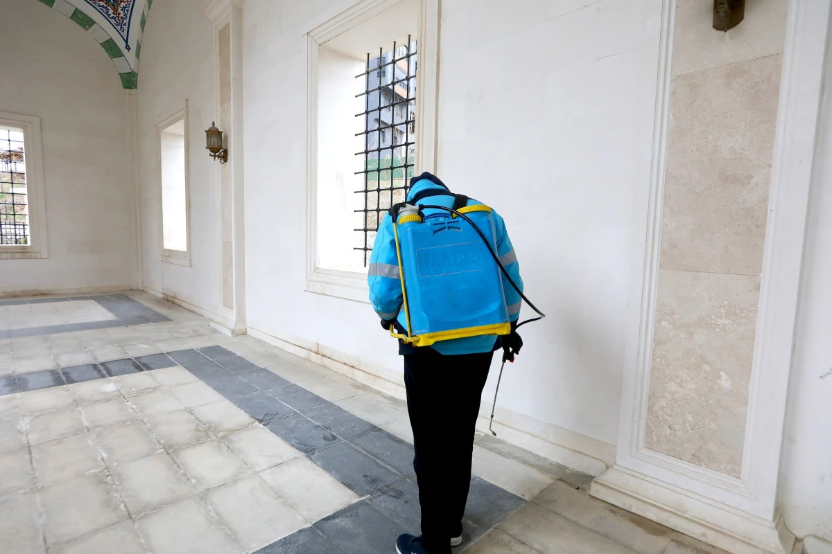 GAZİANTEP B&Uuml;Y&Uuml;KŞEHİR, İLK TERAVİH &Ouml;NCESİ CAMİLERİ G&Uuml;L SUYU İLE YIKIYOR