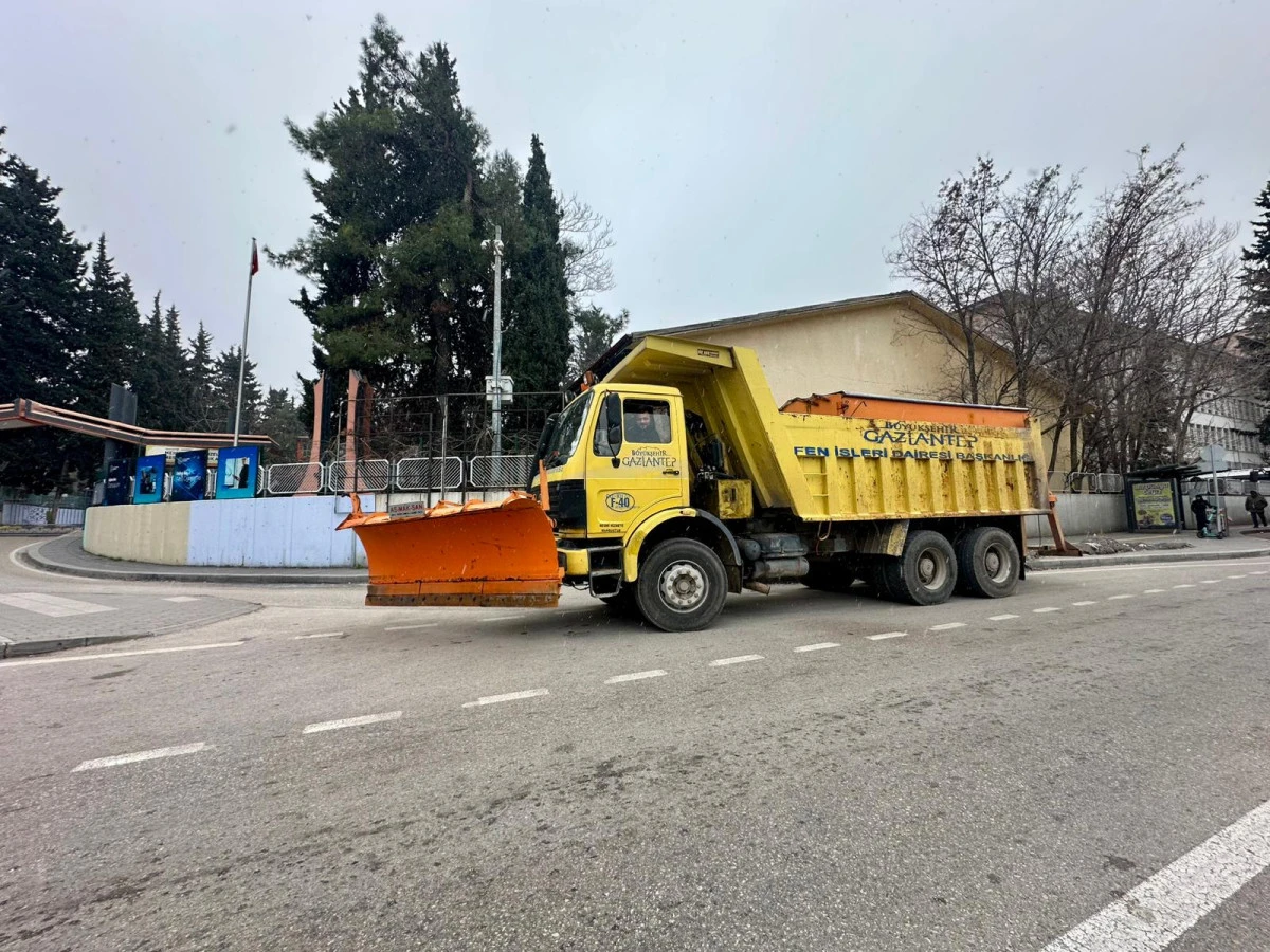 GAZİANTEP B&Uuml;Y&Uuml;KŞEHİR, KAR YAĞIŞINA Y&Ouml;NELİK T&Uuml;M AŞAMALARDA SAHADA