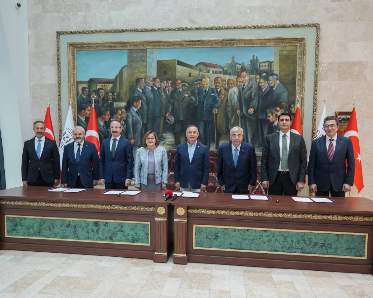 İMZALAR KUR&rsquo;AN KURSU İ&Ccedil;İN ATILDI