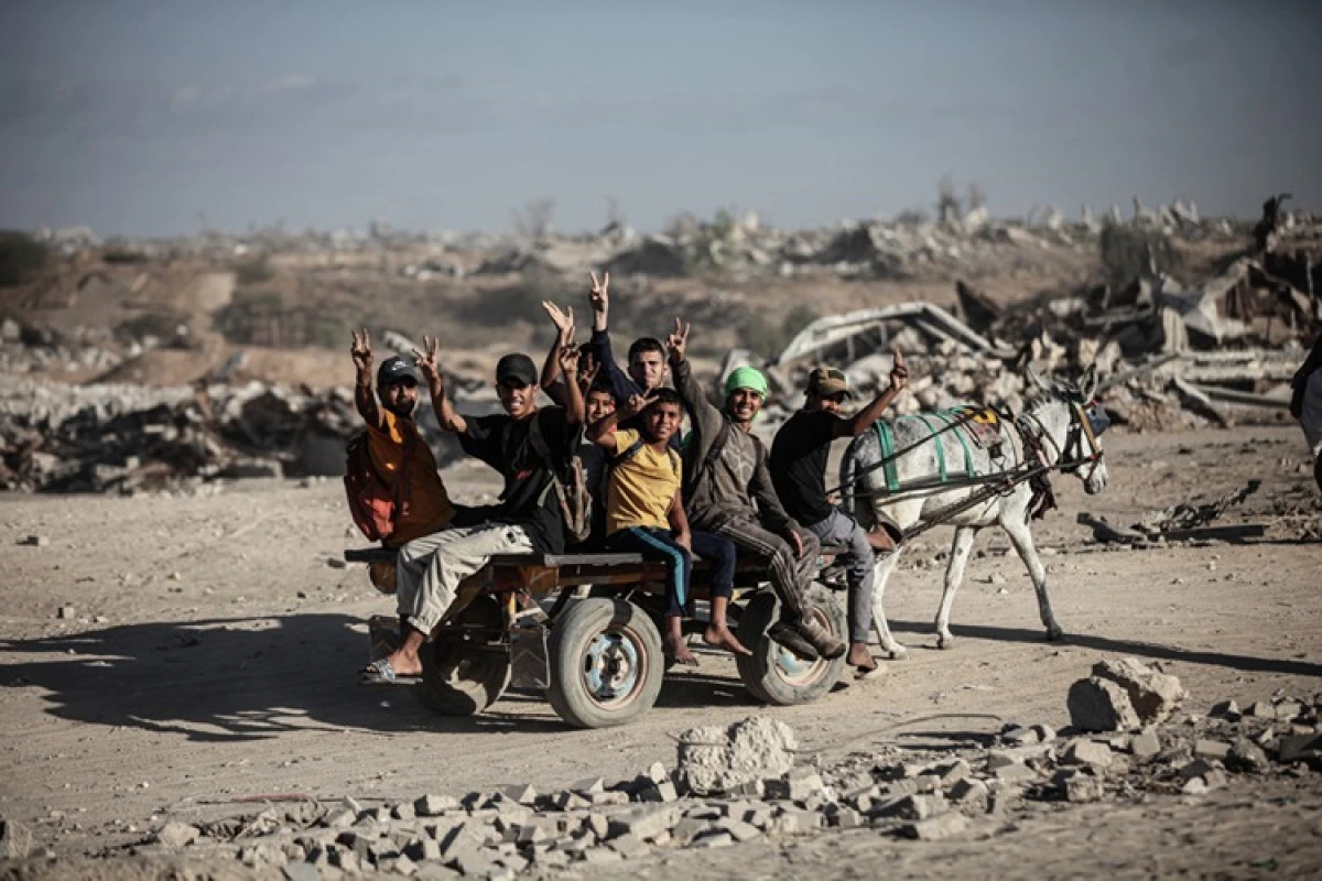 İsrail'in Gazze'de çekildiği bölgelere yerinden edilen Filistinliler dönmeye devam ediyor