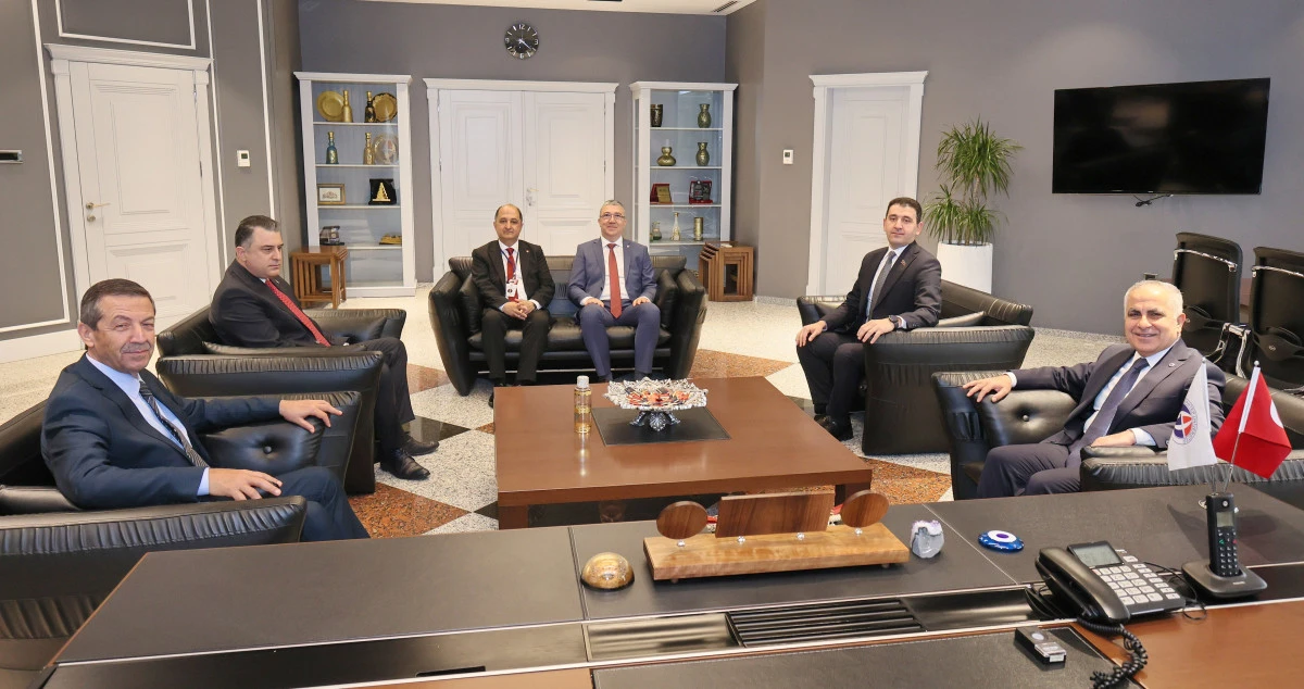 KKTC DIŞİŞLERİ BAKANI ERTUĞRULOĞLU&rsquo;NDAN GA&Uuml;N REKT&Ouml;R&Uuml; DOĞAN&rsquo;A ZİYARET