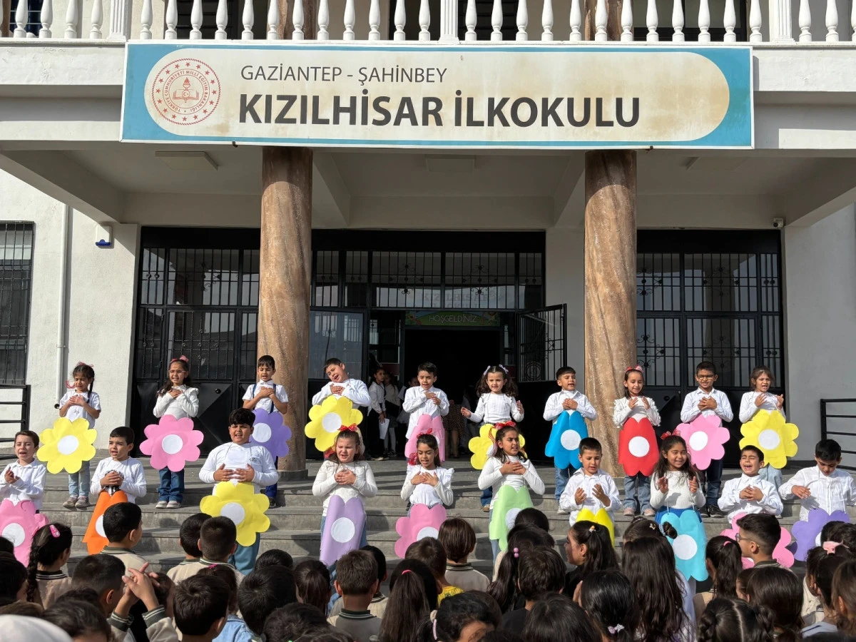 Minikler Sahneye Çıktı