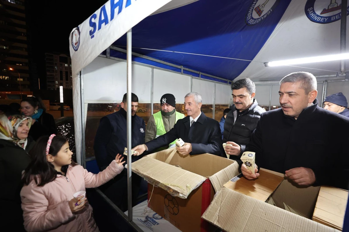 MİRA&Ccedil; GECESİNDE ŞAHİNBEY MİLLET CAMİİ DOLDU TAŞTI