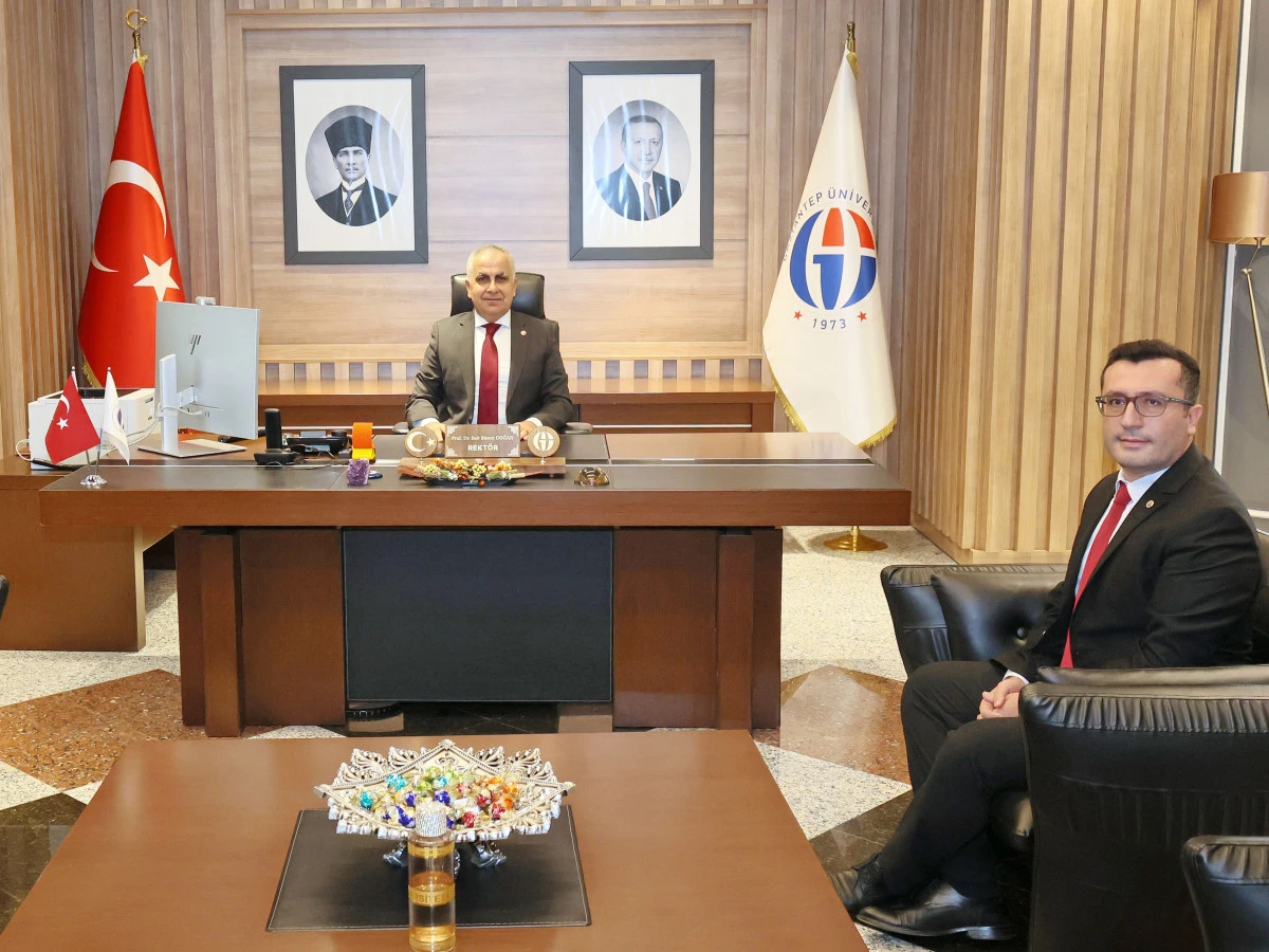 REKT&Ouml;R DOĞAN, &Ccedil;OCUK KOMİSYONUNDA G&Ouml;REVLENDİRİLEN KARADAĞ&rsquo;I AĞIRLADI