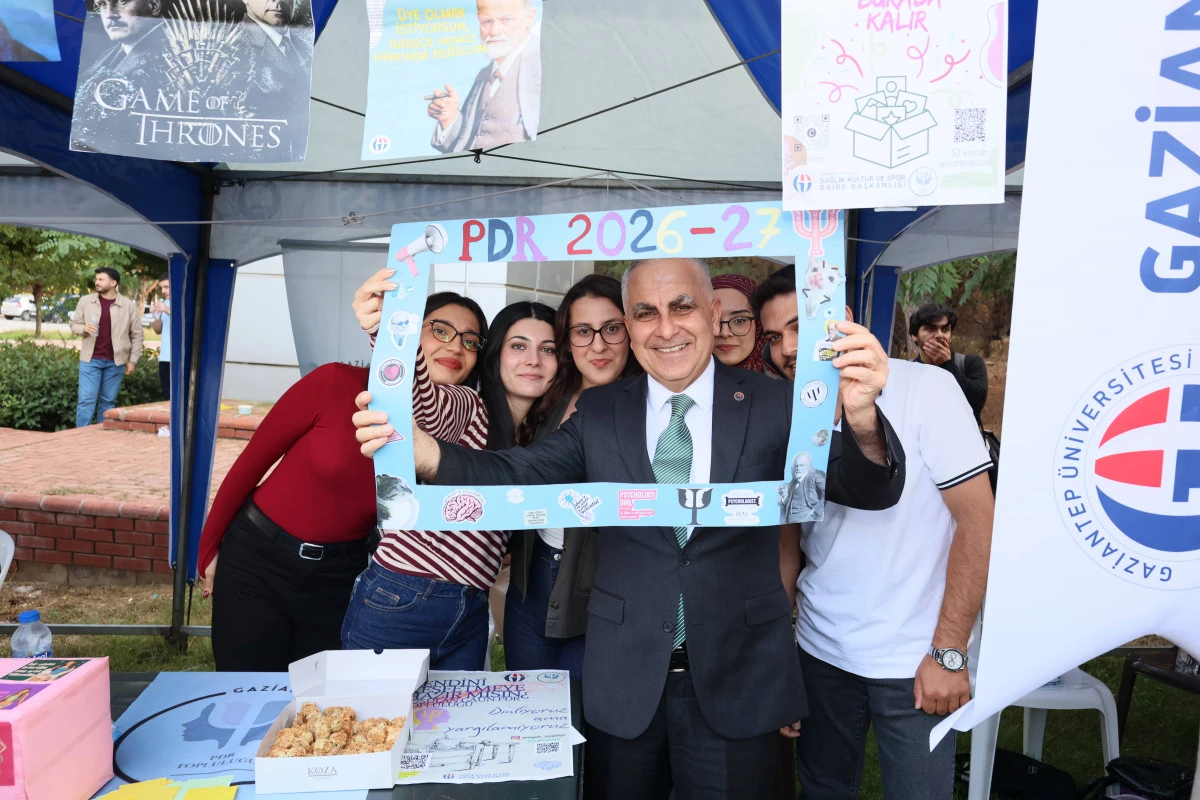 REKT&Ouml;R DOĞAN, &Ouml;ĞRENCİ TOPLULUKLARININ TANITIM STANTLARINI ZİYARET ETTİ