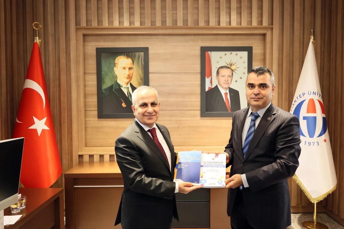 REKT&Ouml;R DOĞAN, T&Uuml;BİTAK DESTEKLİ PROJE Y&Uuml;R&Uuml;T&Uuml;C&Uuml;S&Uuml; PROF. DR. ALİ BOZKURT&rsquo;U MAKAMINDA AĞIRLADI