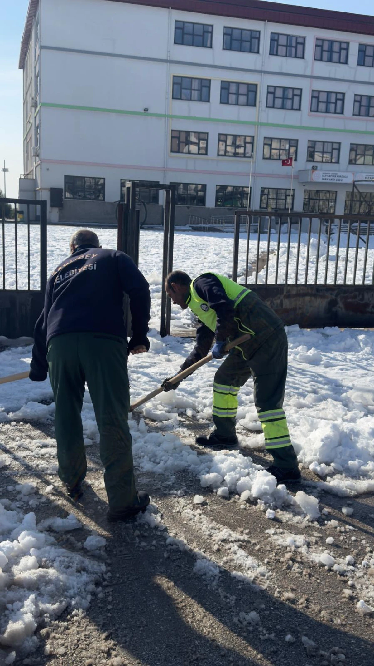 ŞAHİNBEY BELEDİYESİ OKUL ETRAFLARINI VE YOLLARINI TEMİZLEDİ