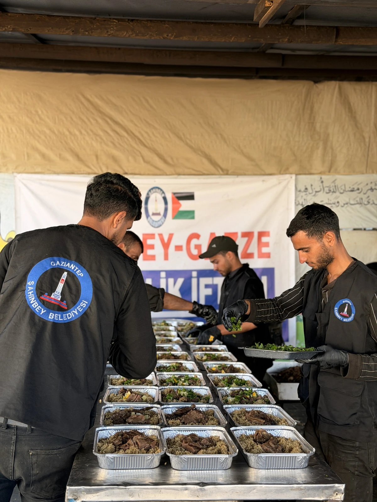 ŞAHİNBEY BELEDİYESİ'NDEN GAZZE'DE KARDEŞLİK İFTARI