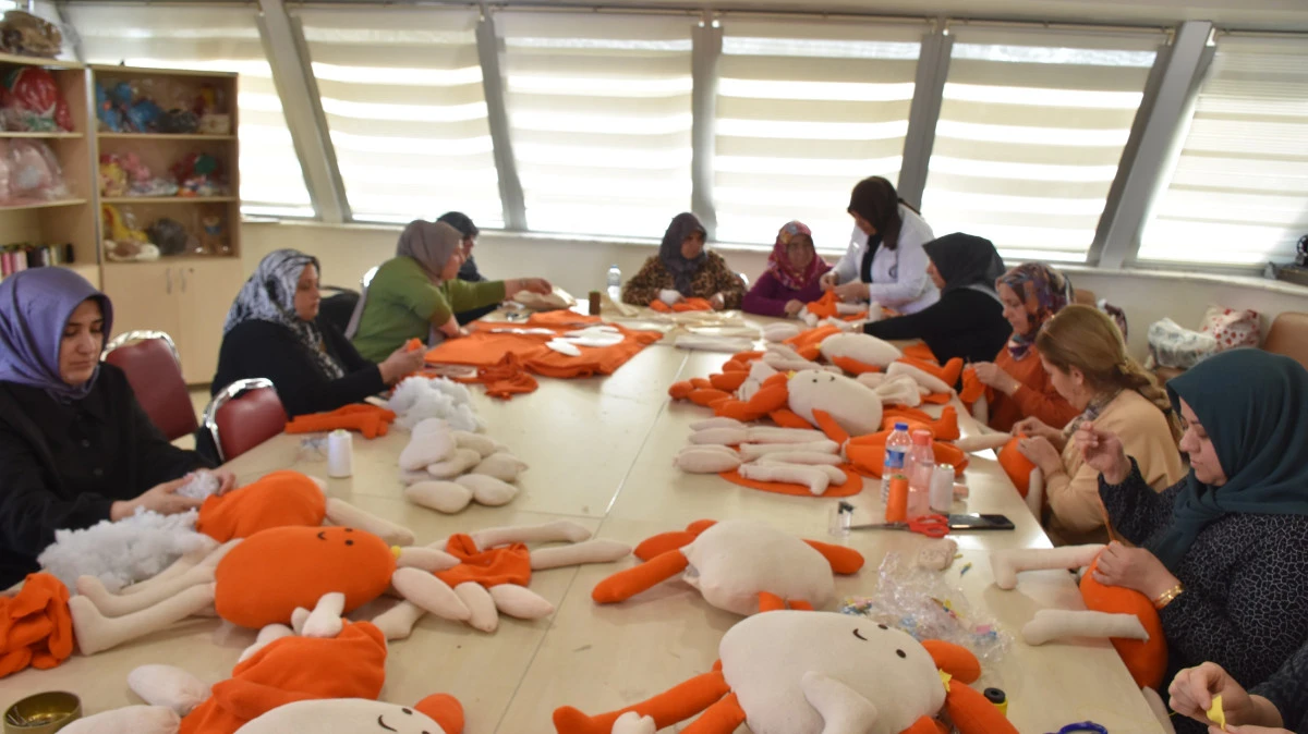 ŞAHİNBEY’DE ANLAMLI DAYANIŞMA: KURSİYERLERDEN LÖSEMİLİ ÇOCUKLARA EL EMEĞİ HEDİYE