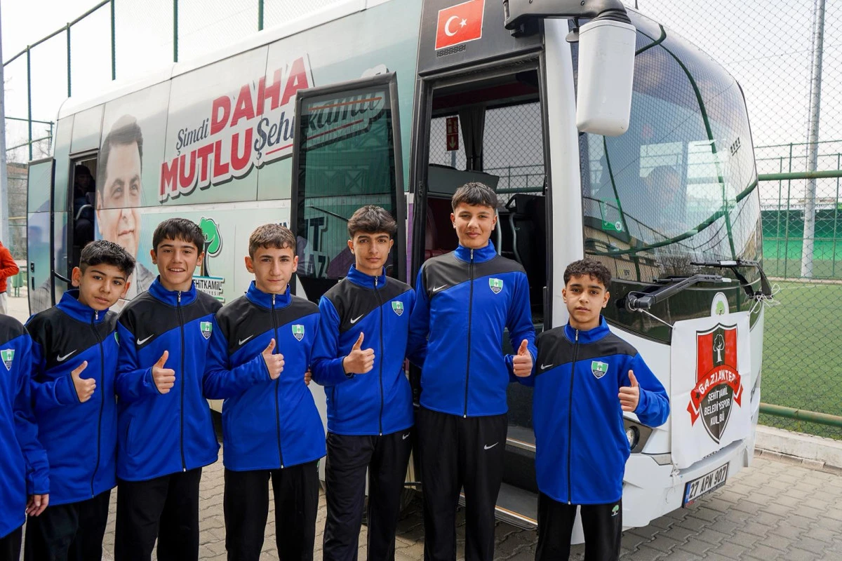ŞEHİTKAMİL BELEDİYESPOR U14 TAKIMI T&Uuml;RKİYE ŞAMPİYONASI İ&Ccedil;İN ŞANLIURFA'YA UĞURLANDI