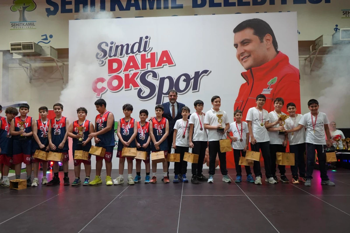 ŞEHİTKAMİL&rsquo;DE 2. K&Uuml;ME SPORTİF M&Uuml;SABAKALARI COŞKUSU &Ouml;D&Uuml;L T&Ouml;RENİYLE TA&Ccedil;LANDI