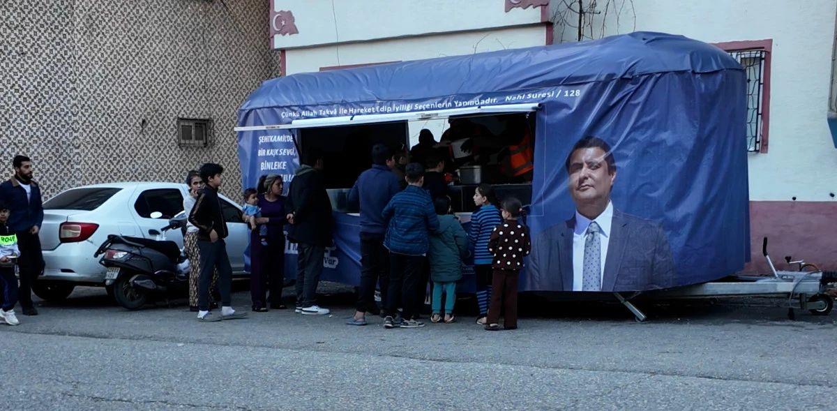 ŞEHİTKAMİL&rsquo;DE BİNLERCE KİŞİ İLK İFTARINI AYNI SOFRADA A&Ccedil;TI