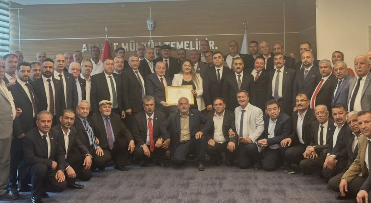 &Uuml;nal Akdoğan t&ouml;renle mazbatasını aldı